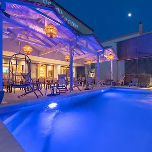 Adonis Aparthotel